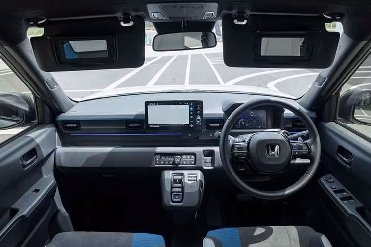 Bên trong, nội thất của Honda Super-One EV 2026 mới tại Thái Lan sử dụng cách phối ba màu trắng, xám và xanh. Hai ghế trước dạng sport bucket seat, bọc kết hợp vải và da lộn, tích hợp sưởi.