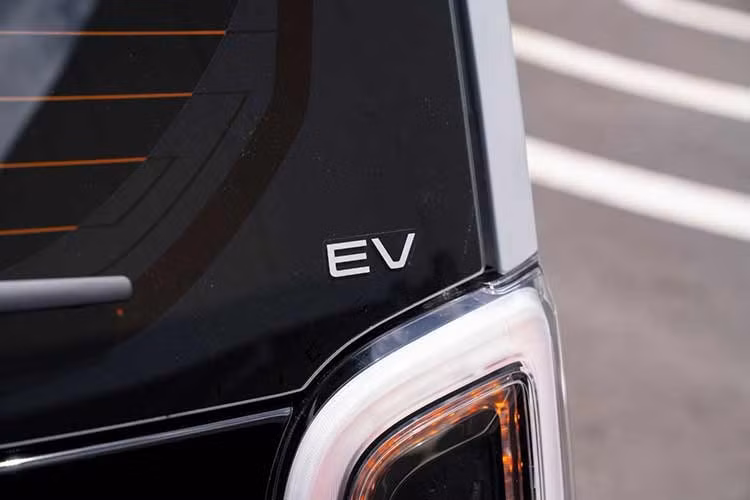 Honda Super-One EV 2026 chạy điện sở hữu vòm bánh mở rộng, cản trước/sau riêng, hệ thống treo hạ thấp và bộ mâm 15 inch đi kèm lốp Yokohama Advan Fleva.