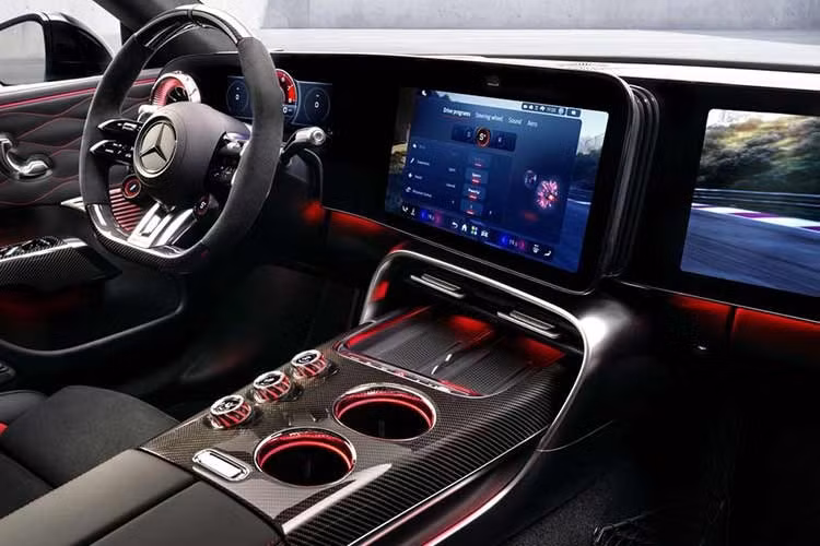 Tại đây, người lái có thể dùng hệ thống AMG Set-Up để tùy chỉnh nhiều thông số vận hành, đồng thời truy cập thanh công cụ Aero Set-Up để điều khiển hệ thống khí động học chủ động chi tiết hơn.