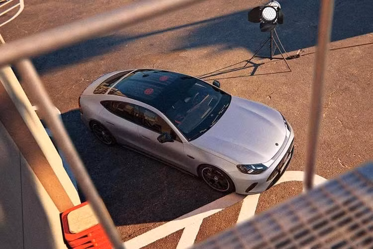 Mercedes-AMG GT 53 4-Door Coupé gia nhập dải sản phẩm GT 4-Door Coupé với vai trò là phiên bản có giá dễ tiếp cận hơn. Xe giảm số lượng mô-tơ xuống còn 2 nhưng vẫn duy trì hệ dẫn động bốn bánh trong khi phạm vi hoạt động được cải thiện.