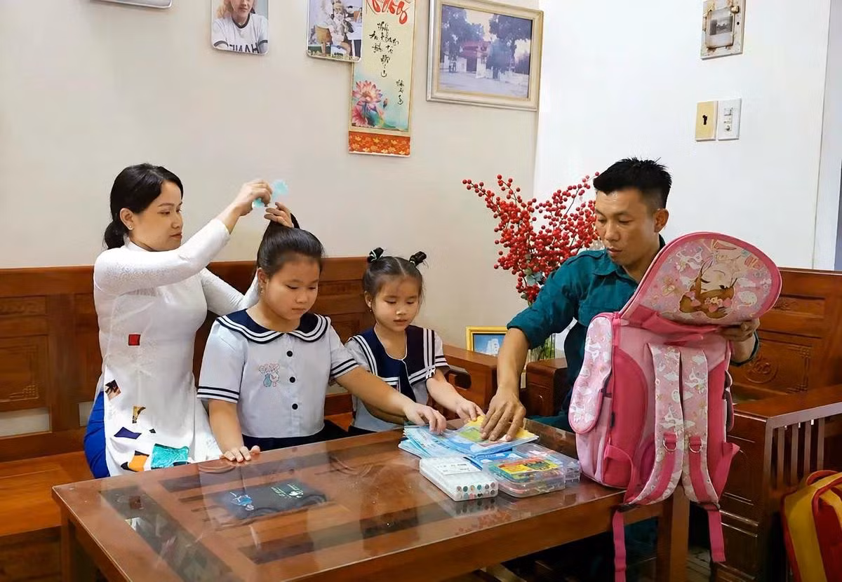 Phụ huynh chuẩn bị chu đáo sách vở cho con đến trường.