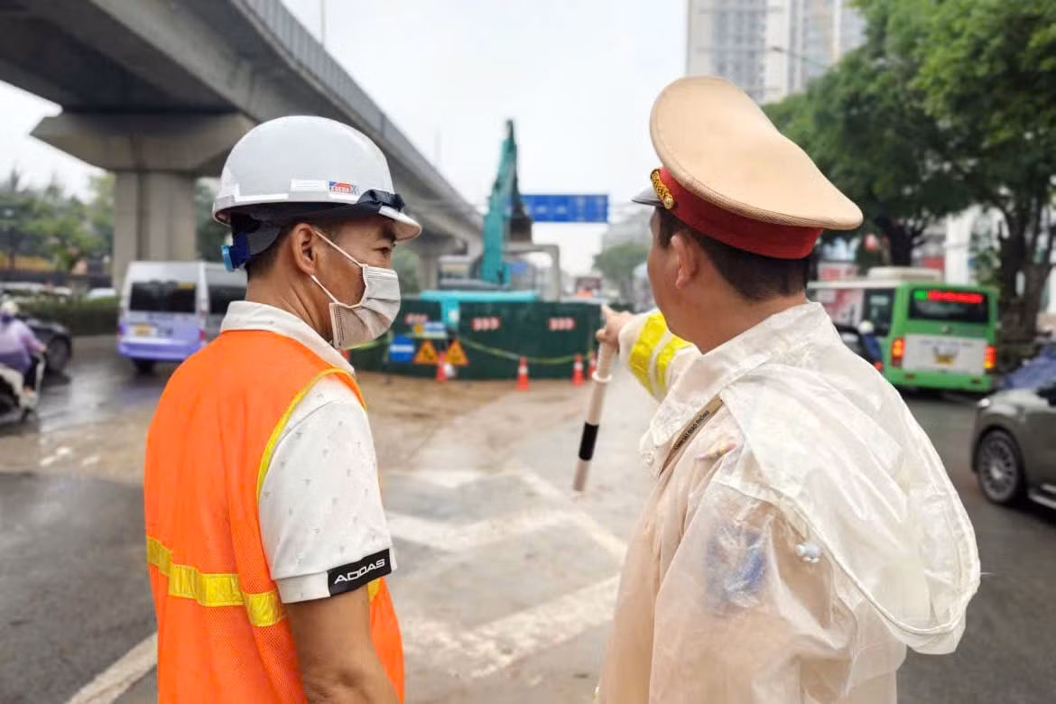 Trong các khung giờ cao điểm, lực lượng CSGT được tăng cường tại khu vực thi công và các nút giao lân cận để điều tiết, hướng dẫn giao thông, góp phần giảm áp lực phương tiện, hạn chế ùn tắc.