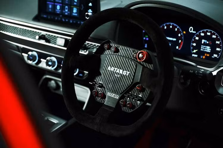 Khoang nội thất cũng được nâng cấp toàn diện với cặp ghế đua Recaro RSS ASM Limited, vô-lăng thể thao Sparco có chức năng tháo lắp nhanh, cùng bộ điều khiển trung tâm mới thay thế cho cụm phím chức năng tiêu chuẩn trên vô-lăng.