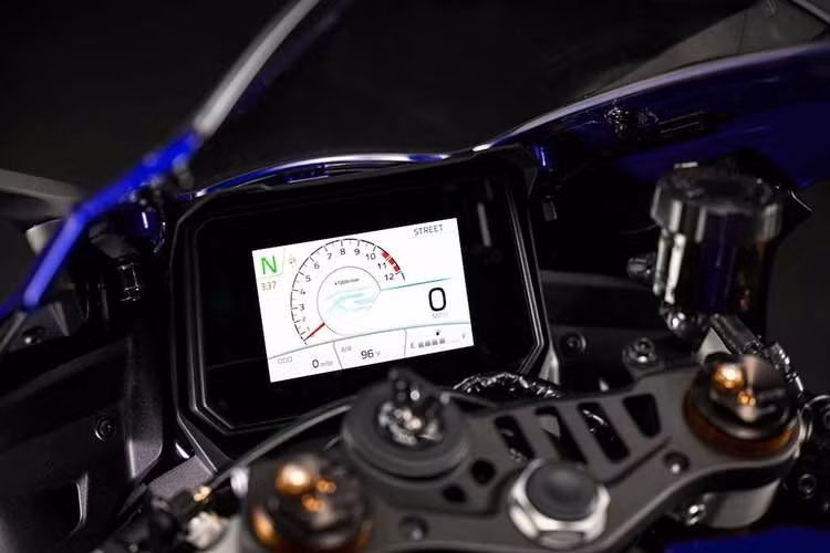 Bảng đồng hồ của Yamaha R9 2026 là một màn hình màu TFT với bốn giao diện khác nhau, đồng thời kết nối với ứng dụng Yamaha My Ride cho phép thay đổi cài đặt YRC từ điện thoại thông minh.