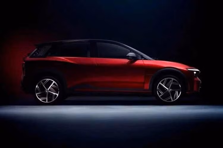 Mẫu xe SUV điện cỡ nhỏ của Mitsubishi dự kiến sẽ được giới thiệu tại Úc vào cuối năm 2026 và có thể mang cấu hình hiệu suất cao với công suất gần 300kW. Mẫu xe Foxtron dự kiến sẽ là nền tảng cho mẫu xe điện Mitsubishi mới hiện đã ra mắt phiên bản sản xuất hàng loạt, được giới thiệu tại Đài Loan trong những tuần gần đây với tên gọi Bria.