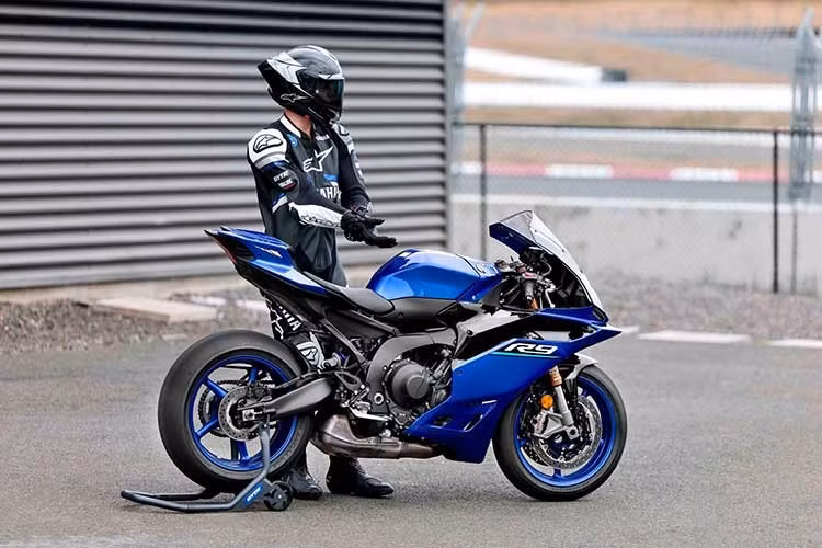 Yamaha Việt Nam phân phối R9 tại Việt Nam với giá 339 triệu đồng và 2 màu xanh hoặc đen. Con số này khiến nó trở thành mẫu supersport phân khối lớn dưới 1.000cc rẻ thứ nhì được phân phối chính hãng tại Việt Nam, đắt hơn Kawasaki Ninja ZX-6R (299 triệu đồng) nhưng rẻ hơn loạt đối thủ châu Âu như Ducati Panigale V2 hay Aprilia RS 660.