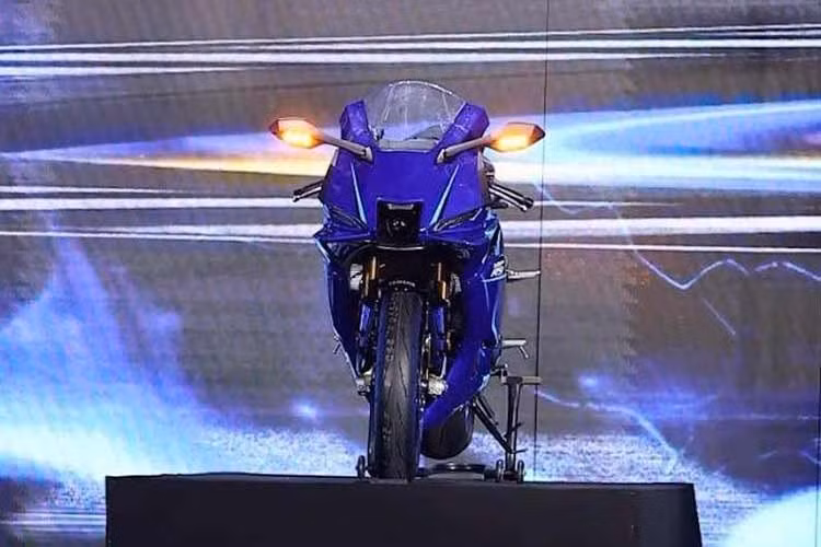 R9 mới được trang bị động cơ Crossplane ba xi-lanh thẳng hàng, dung tích 890cc nổi tiếng, có đường kính piston 78mm kết hợp với hành trình dên 62mm. Công suất tối đa là 119 mã lực tại 10.000 vòng/phút và mô-men xoắn cực đại 93Nm tại 7.000 vòng/phút. Động cơ này tương tự loại được trang bị trên chiếc MT-09 naked bike, crossover Tracer 9 GT và XSR 900 theo phong cách cổ điển.