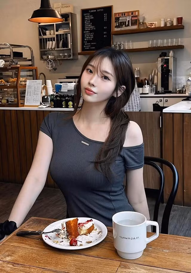 Gu thời trang của Lee Jung-kong là bài học chuẩn chỉnh cho những ai muốn theo đuổi phong cách quyến rũ tinh tế. Cô là "tín đồ" trung thành của những thiết kế off-shoulder (trễ vai) và áo hai dây mảnh.