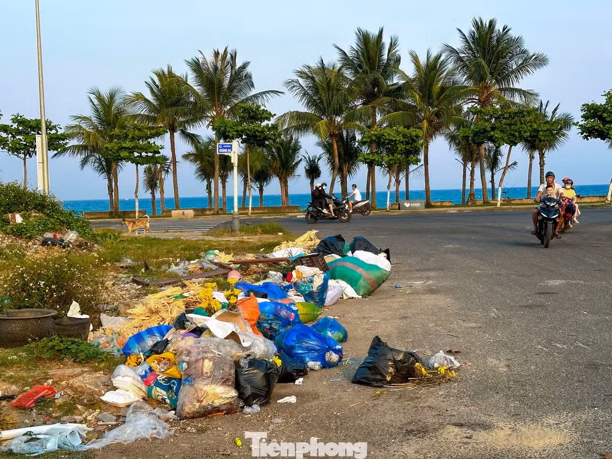 Dọc tuyến đường ven biển Hoàng Sa, rác thải bị tập kết tràn lan, gây ô nhiễm môi trường và làm mất mỹ quan đô thị.