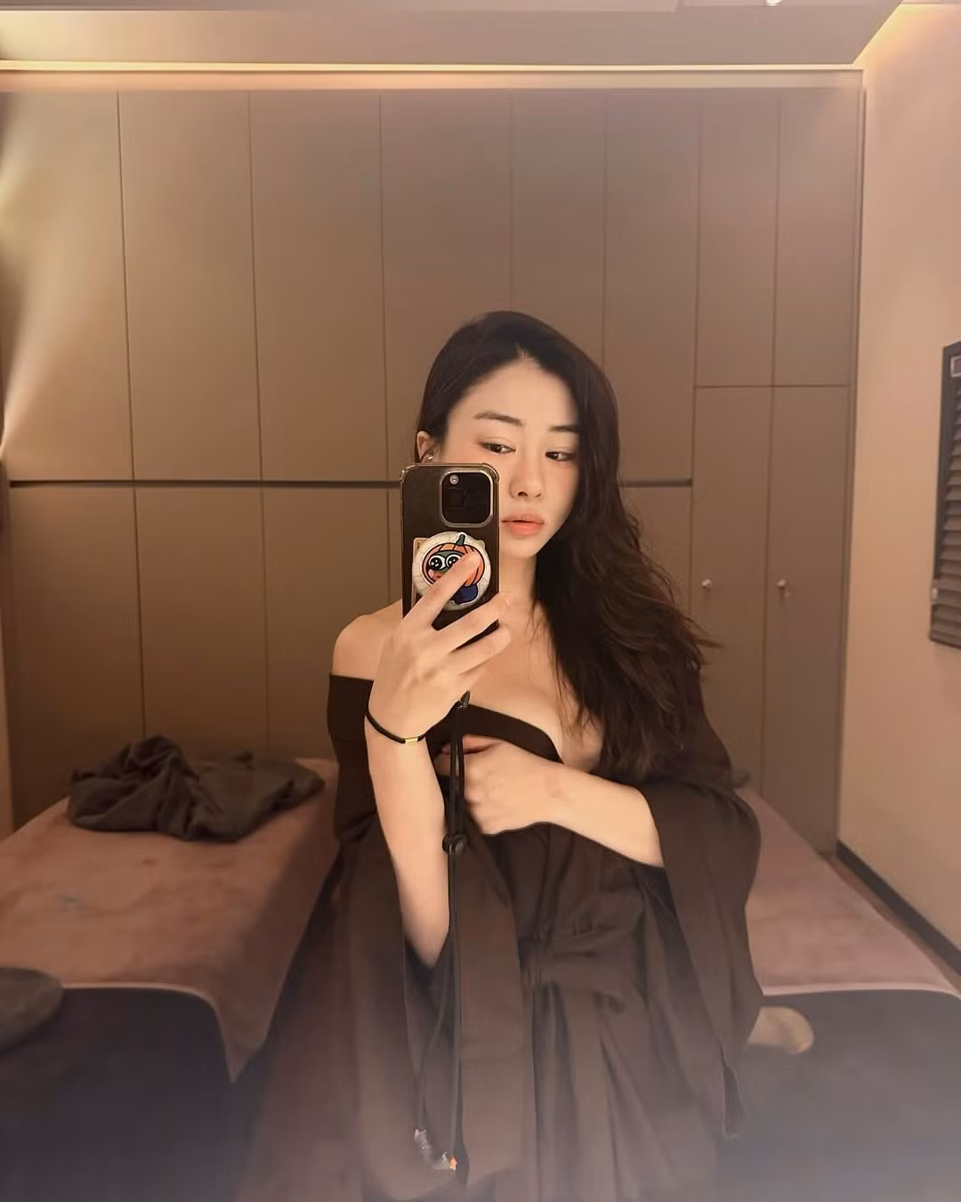 Rất may, với phản xạ nhanh nhạy, Mhyochi đã kịp thời né tránh và hét lớn “Wow! Wow! Wow!” để yêu cầu hắn dừng lại. Cô nhanh chóng rời khỏi hiện trường, vừa đi vừa thể hiện sự bức xúc cao độ.