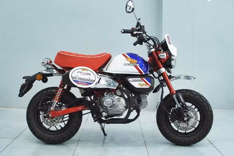 Trong thời đại mà nhiều mẫu xe ngày càng trở nên phức tạp, to lớn và đầy công nghệ, Monkey FTR lại đi theo hướng ngược lại. Xe nhỏ, nhẹ, đơn giản nhưng mang lại niềm vui thuần túy cho người lái. Đó là điều mà rất nhiều người chơi xe lâu năm đang tìm kiếm.