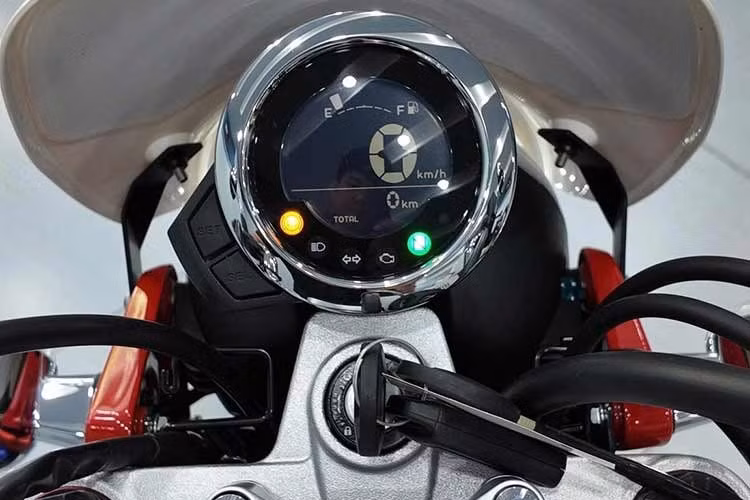 Sau đó mẫu xe minibike Honda Monkey FTR 2026 mới này cũng đã được phủ lên lớp sơn trắng cho thân xe, sơn đỏ ở khung, kèm các tem sọc đỏ-xanh đặc trưng và bọc lại yên màu đỏ đúng theo mẫu của FTR223 hay FTR250.