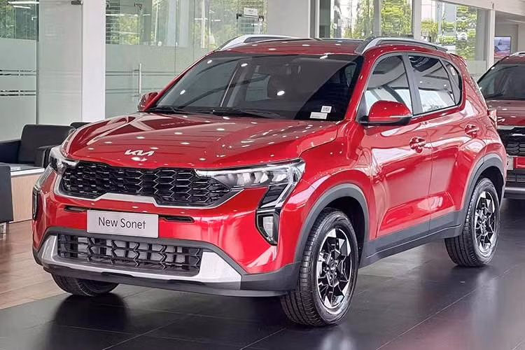 Kia là một trong những hãng có mức điều chỉnh mạnh nhất trong đầu tháng 7/2026 khi đồng loạt giảm giá ba dòng xe chủ lực gồm Sonet, Seltos và Carens. Đối với Sonet, cả bốn phiên bản đều được điều chỉnh. Sau khi giảm từ 20 - 30 triệu đồng, giá bán của mẫu SUV cỡ A hiện dao động từ 469 - 584 triệu đồng.