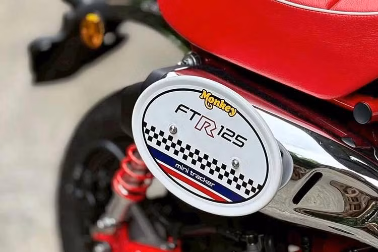 Khối động cơ trên Monkey FTR này cho công suất khoảng 9,25 mã lực và mô-men xoắn 11 Nm. Đây không phải những con số quá lớn nhưng lại hoàn toàn phù hợp với triết lý của Monkey: vui vẻ, linh hoạt và đầy cảm xúc.