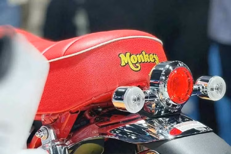 Người mua Monkey hiếm khi quan tâm đến việc xe có thể chạy nhanh bao nhiêu. Điều họ yêu thích là cảm giác lái nhẹ nhàng, khả năng di chuyển linh hoạt trong phố, sự thoải mái khi dạo phố cuối tuần và đặc biệt là việc chiếc xe luôn thu hút mọi ánh nhìn ở bất kỳ đâu xuất hiện.