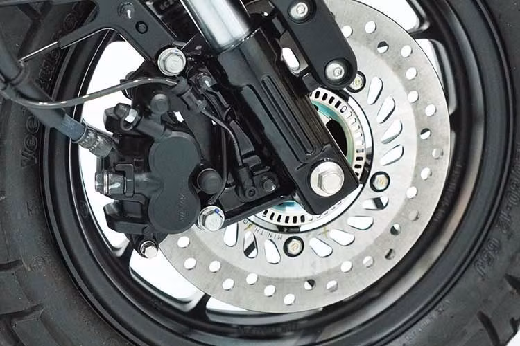 Bên cạnh đó là các trang bị khác cũng xuất hiện trên Monkey FTR phiên bản đặc biệt như bảng đồng hồ LCD, đèn pha LED, hệ thống phanh đĩa trước sau, giảm xóc trước USD và hai giảm xóc đôi phía sau.