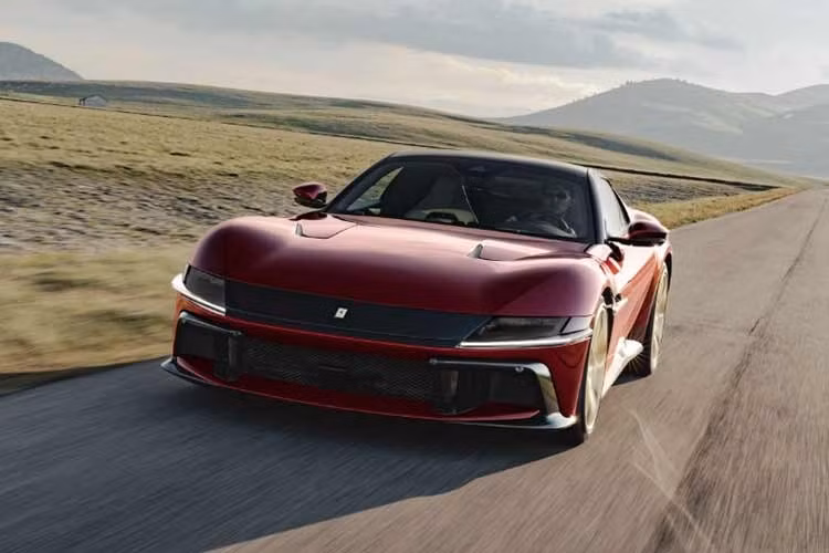 Kể từ khi Ferrari 355 F1 giới thiệu bộ lẫy chuyển số trên vô lăng vào năm 1997, những người đam mê vẫn luôn tranh luận đâu mới là đỉnh cao khi sang số chớp nhoáng của hộp số bán tự động thừa hưởng từ F1, hay sự gắn kết thuần túy giữa người và động cơ của hộp số sàn.