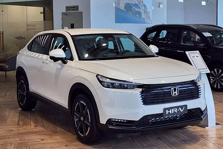 Honda Việt Nam cũng cập nhật giá bán cho phiên bản HR-V G từ đầu tháng 7. Mẫu SUV cỡ B này được giảm 30 triệu đồng, từ 699 triệu xuống còn 669 triệu đồng. Sau khi điều chỉnh, khoảng cách giá giữa HR-V G và các đối thủ trong cùng phân khúc được thu hẹp đáng kể, trong bối cảnh nhiều hãng xe cũng đang liên tục thay đổi chính sách giá để tăng sức cạnh tranh.