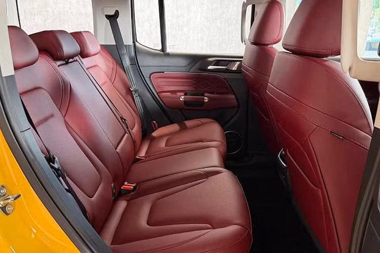 Khác với nhiều mẫu xe PHEV khác của Trung Quốc, Tank 300 Hi4-T vẫn sử dụng hộp số tự động 9 cấp cùng hệ dẫn động bốn bánh bán thời gian. Nhờ đó, xe vẫn duy trì khóa vi sai cầu sau trong khi khóa vi sai cầu trước là trang bị tùy chọn. Bộ pin NMC dung lượng 37,1 kWh cho phép xe di chuyển 115 km chỉ bằng mô-tơ điện theo chu trình NEDC trong khi tổng phạm vi hoạt động đạt 955 km.