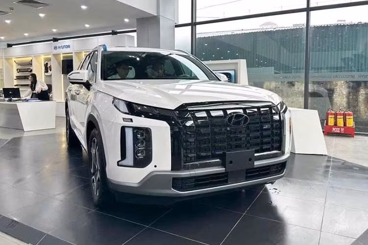 Trước làn sóng giảm giá ôtô mạnh mẽ tại Việt Nam, Hyundai Palisade là mẫu xe có mức điều chỉnh lớn nhất. Theo thông tin từ hệ thống đại lý, phiên bản Exclusive 7 chỗ giảm 170 triệu đồng, xuống còn 1,299 tỷ đồng. Phiên bản Exclusive 6 chỗ giảm 160 triệu đồng, còn 1,309 tỷ đồng.