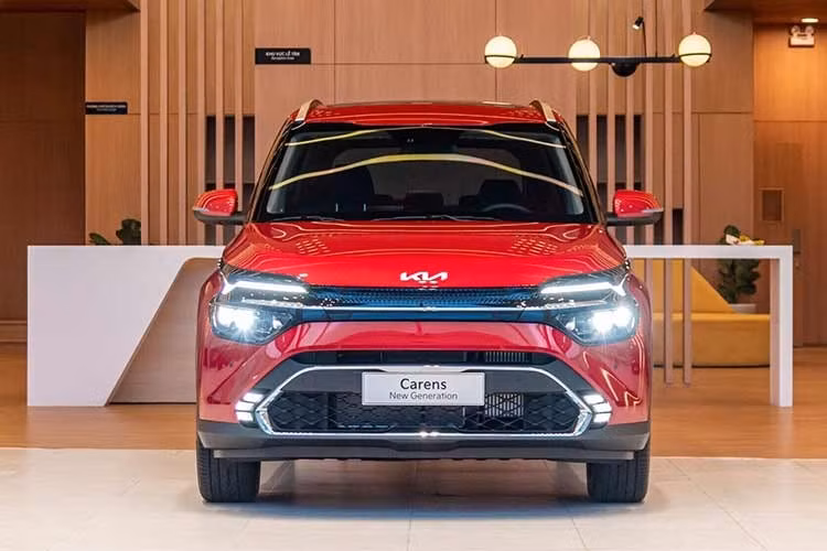 Trong khi đó, Kia Carens cũng được điều chỉnh trên ba phiên bản máy xăng. Sau khi giảm 20 - 30 triệu đồng, bản tiêu chuẩn Deluxe còn 559 triệu đồng, trở thành một trong những mẫu MPV 7 chỗ có giá khởi điểm thấp nhất thị trường hiện nay.
