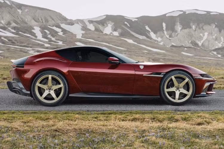 Giờ đây, phiên bản giới hạn Ferrari 12Cilindri Manuale đã kết hợp những gì tinh túy nhất của cả hai thế giới ôtô, đó là cần số sàn kiểu rãnh hở 6 cấp với bàn đạp ly hợp (côn), nhưng vẫn có tùy chọn sử dụng hộp số DCT 8 cấp ở chế độ tự động hoàn toàn.