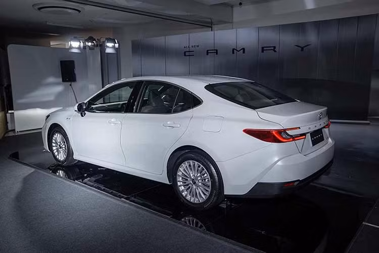 Trong khi đó, Toyota Camry phiên bản HEV TOP CE cũng đã được đổi tên thành Camry HEV Luxury nhưng vẫn giữ nguyên giá 1,46 tỷ đồng. Việc điều chỉnh này cũng giúp rút ngắn khoảng cách giá giữa hai phiên bản hybrid xuống còn 140 triệu đồng.