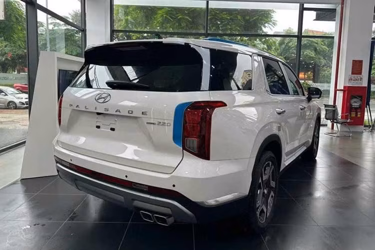Hai phiên bản Prestige cũng được giảm khoảng 160 triệu đồng, với giá bán mới lần lượt là 1,399 tỷ đồng và 1,429 tỷ đồng. Động thái này diễn ra trong bối cảnh thế hệ Palisade thế hệ mới đã được giới thiệu trên thị trường quốc tế. Tại Việt Nam, nhiều đại lý đã bắt đầu nhận đặt cọc mẫu xe thế hệ mới và dự kiến sẽ mở bán trong quý III năm nay.