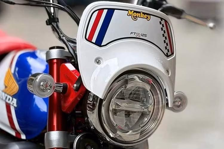 Do Monkey nguyên bản vốn trông đã "bụi bặm" với dè cao và lốp gai, nên Honda không phải tốn công để biến dáng của nó phần nào gợi nhớ tới những chiếc FTR flat tracker. Hãng chỉ đơn giản là bổ sung thêm mào chắn gió phía trên đèn pha và ốp bảng số ở bên cạnh pô.