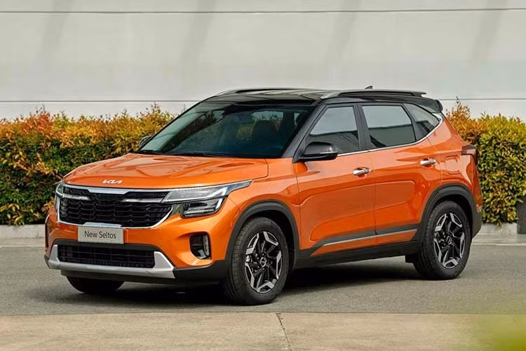 Đối với Kia Seltos, các phiên bản sử dụng động cơ 1.5L hút khí tự nhiên đều có giá mới. Phiên bản Luxury giảm nhiều nhất, tới 36 triệu đồng, xuống còn 609 triệu đồng. Ba phiên bản còn lại được điều chỉnh từ 10 - 30 triệu đồng, đưa giá bán về khoảng 549 - 689 triệu đồng.