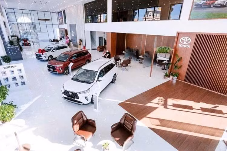 Khác với giai đoạn trước khi các hãng chủ yếu áp dụng ưu đãi dưới dạng hỗ trợ lệ phí trước bạ hoặc ưu đãi trực tiếp tại đại lý, việc điều chỉnh giá niêm yết đang trở thành xu hướng mới trên thị trường. Mức giá bán chính thức thấp hơn không chỉ giúp người mua dễ dàng xác định chi phí thực tế mà còn có thể kéo theo mức lệ phí trước bạ giảm sau khi cơ quan quản lý cập nhật bảng giá tính phí.