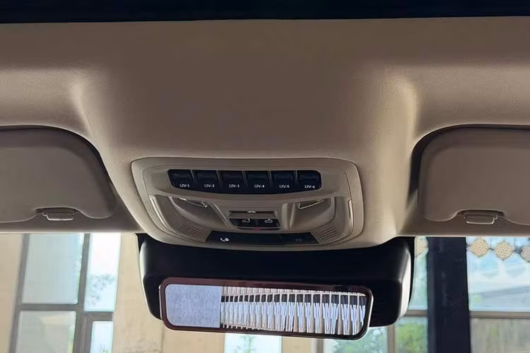 Trên các mẫu xe khác, hệ truyền động này cho công suất lên tới 863 mã lực và mô-men xoắn cực đại 1.135 Nm. Thông số cụ thể dành cho Tank 300 Hi4-Z vẫn chưa được công bố, chỉ biết rằng mẫu xe này sẽ có phạm vi chạy thuần điện 200 km theo tiêu chuẩn CLTC nhờ bộ pin dung lượng 59,6 kWh.