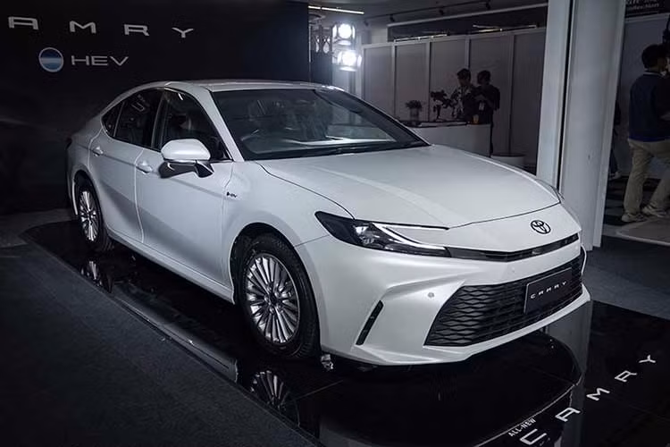 Toyota lựa chọn cách vừa đổi tên phiên bản vừa điều chỉnh giá đối với dòng Camry Hybrid. Theo chính sách mới áp dụng cho các xe xuất hóa đơn từ ngày 1/7, phiên bản Camry HEV MID CE được đổi tên thành Camry HEV Premium và giảm từ 1,46 tỷ đồng xuống còn 1,32 tỷ đồng, tương đương mức giảm 140 triệu đồng.