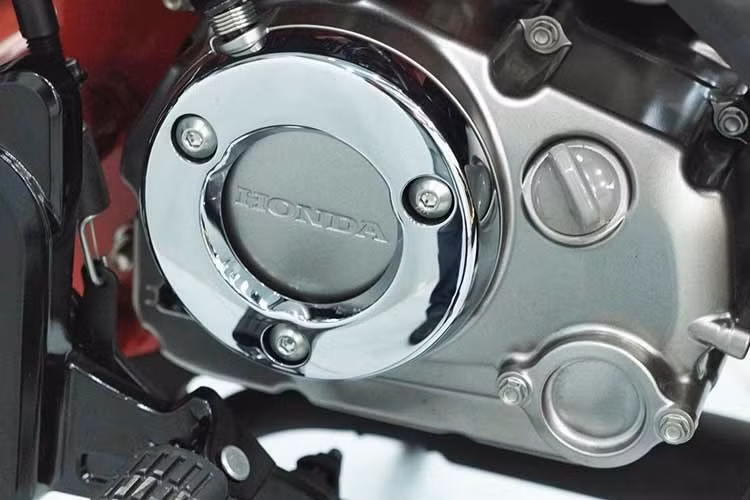 Kèm theo phiên bản này, Honda cũng tặng một mũ bảo hiểm được trang trí "ton-sur-ton" sơn 3 tông màu đặc trưng. Kèm theo phiên bản này, Honda cũng tặng một mũ bảo hiểm được trang trí "ton-sur-ton" sơn 3 tông màu đặc trưng. Mức giá cụ thể của xe không được hé lộ, nhưng ở mức trên 100 triệu đồng.