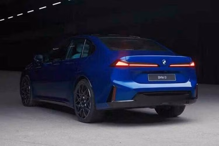 Cụ thể, BMW cho biết khoảng 30% vật liệu cấu thành xe đến từ nguồn tái chế. Nhôm tái chế được sử dụng trong nhiều bộ phận như hệ thống treo, mâm xe và vỏ mô-tơ phía sau. Đáng chú ý, khoảng 70% bộ mâm đa chấu được sản xuất từ nhôm tái chế, trong khi 80% các chi tiết khớp treo trước và sau cũng sử dụng vật liệu thứ cấp.