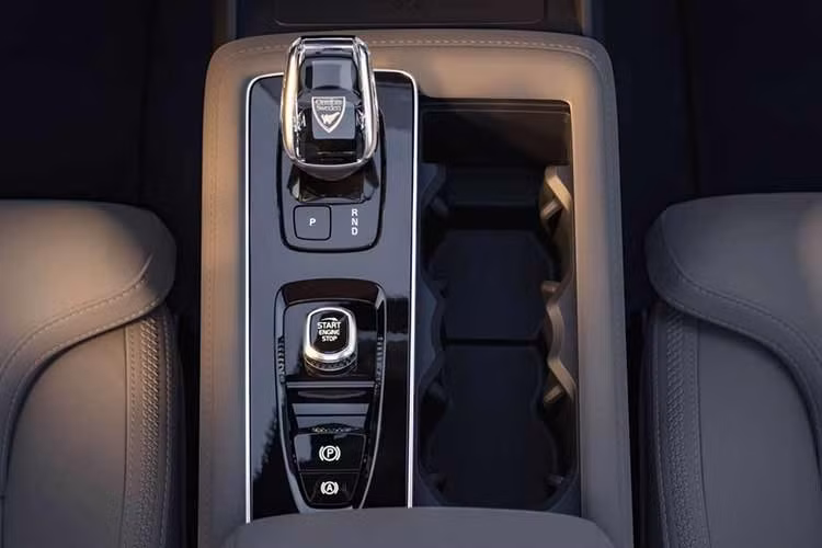 Về hệ truyền động, Volvo XC90 2026 dành cho thị trường Việt Nam có sự thay đổi từ mã B6 sang mã B5. Thay vì kết hợp tăng áp và siêu nạp để đạt 300 mã lực như trước, bản mới sử dụng cấu hình mild-hybrid 48V với động cơ 2.0L tăng áp. Khối động cơ này sản sinh công suất 250 hp và mô-men xoắn 350 Nm (thông số thấp hơn trước).