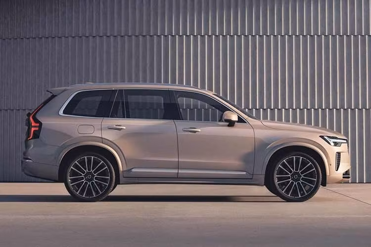 Xuyên suốt lịch sử phát triển, Volvo XC90 luôn được biết đến là một tượng đài về sự an toàn và phong cách sống đẳng cấp. Ở phiên bản 2026, Volvo không chỉ dừng lại ở việc tinh chỉnh các chi tiết ngoại thất mà còn đưa mẫu xe này bước sang một chương mới hiện đại hơn.