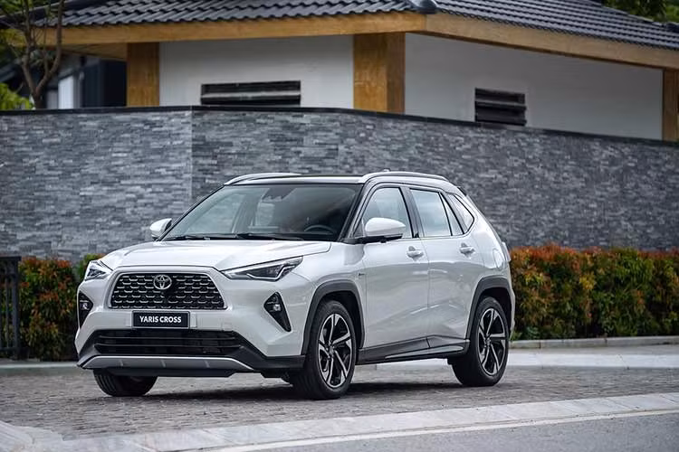 7. Toyota Yaris Cross: 638 xe ﻿Mẫu xe nhập khẩu của Toyota giữ vững phong độ trong phân khúc SUV đô thị hạng B. Sự kết hợp giữa thương hiệu uy tín và tính thực dụng giúp Yaris Cross đạt doanh số ấn tượng 638 xe.