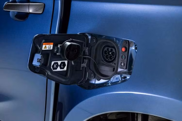 D-Max EV 2027 sử dụng pin lithium-ion dung lượng 66,9 kWh, hoạt động trên nền tảng điện áp 350V. Theo công bố của nhà sản xuất, mẫu bán tải điện này có thể tăng tốc từ 0–100 km/h trong 10,1 giây và đạt tốc độ tối đa trên 130 km/h.