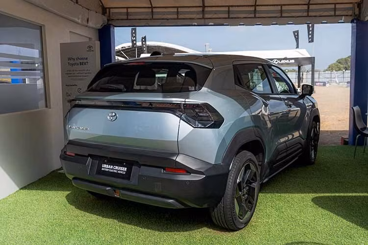 Ở giai đoạn ra mắt, mẫu xe SUV điện Toyota Urban Cruiser 2026 sẽ chỉ được phân phối với một phiên bản duy nhất, tuy nhiên khách hàng có thể lựa chọn giữa 5 màu ngoại thất gồm Splendid Silver, Grandeur Grey, Arctic White, Land Breeze Green và Celestial Blue.