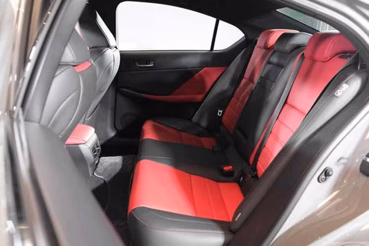 Lexus cũng cải tiến khả năng vận hành khi tinh chỉnh hệ thống treo, lò xo và tỷ số truyền của vô-lăng điện, đồng thời tăng cường vật liệu cách âm nhằm nâng cao độ êm ái.