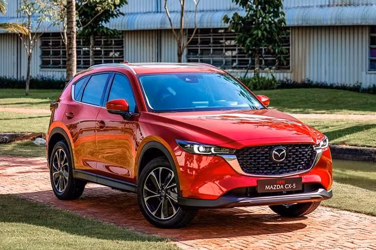 1. Mazda CX-5 - 1.008 xe ﻿Mazda CX-5 với lượng bán ra 1.008 chiếc, giảm tới 52% so với tháng trước nhưng vẫn giữ vững vị trí số 1. Đây là mẫu xe sử dụng động cơ đốt trong duy nhất có doanh số vượt trên 1.000 xe trong tháng 2 vừa qua. Doanh số luỹ kế của Mazda CX-5 trong năm 2026 đạt 3.112 chiếc, tăng tới 61% so với cùng kỳ năm 2025.