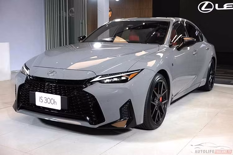 Thương hiệu xe sang Nhật Bản - Lexus vừa giới thiệu phiên bản nâng cấp của mẫu sedan hybrid IS300h 2026 tại Thái Lan, với hàng loạt thay đổi về thiết kế, công nghệ và trang bị. Mẫu xe dự kiến sẽ được công bố giá bán chính thức tại triển lãm Motor Show 2026 diễn ra vào ngày 23/3.