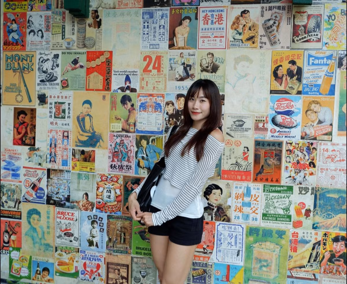 Ở những khung hình cận cảnh, nhan sắc của Huỳnh Thị Mỹ Tiên ghi điểm nhờ gương mặt hài hòa, làn da khỏe mạnh và thần thái tươi tắn. Không trang điểm cầu kỳ, cô vẫn toát lên vẻ cuốn hút rất riêng – sự kết hợp giữa nét nữ tính đời thường và tinh thần thể thao mạnh mẽ.
