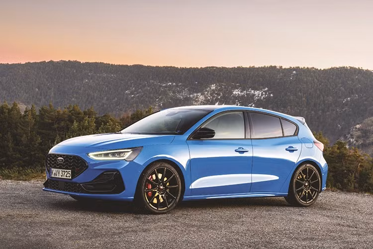 Ford Focus đã chính thức dừng sản xuất khi một chiếc hatchback 5 cửa, lăn bánh khỏi dây chuyền sản xuất tại Saarlouis vào giữa tháng 11/2025. Sau 27 năm, hơn 12 triệu chiếc và di sản là chiếc xe gia đình đáng tin cậy, mang lại cảm giác lái thú vị cho hàng triệu người, nó đã dừng lại cuộc hành trình đáng mơ ước.