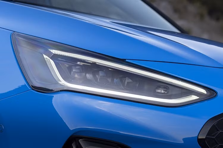 Khi Ford Focus thế hệ đầu tiên ra mắt năm 1998, nó không chỉ thay thế Escort. Nó còn đặt ra chuẩn mực mới cho một chiếc xe nhỏ gọn. Trong thời đại mà xe gia đình cỡ nhỏ chủ yếu là những thiết bị cơ bản, Focus thế hệ đầu tiên ra mắt với kiểu dáng New Edge sắc sảo, phản xạ tốt và khung gầm được tối ưu hóa đến mức ngay lập tức trở thành chuẩn mực.