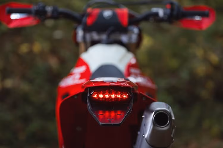 Động cơ desmodromic 449,6cc của Ducati vẫn được giữ nguyên, và mặc dù thông số hiệu suất vẫn chưa được xác nhận, dự đoán công suất thực tế sẽ bị hạn chế hơn so với Desmo450 MX.
