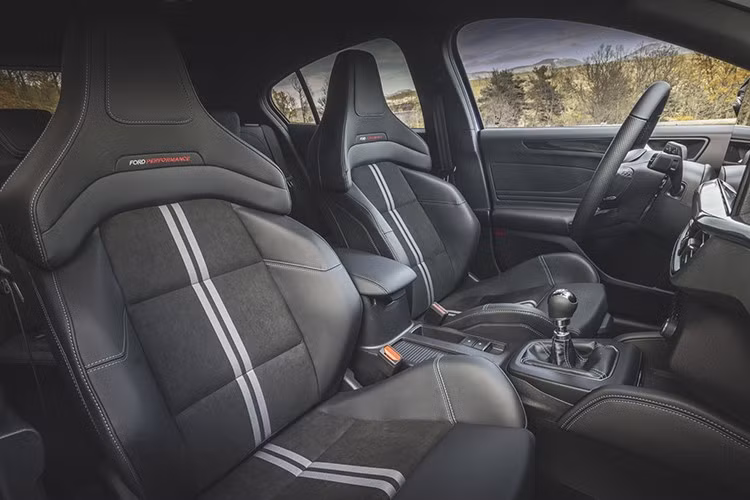 Mẫu Ford Focus sản sinh ra đủ loại xe, từ những phiên bản giá rẻ cho người đi làm đến những phiên bản ST và RS hầm hố, thu hút đông đảo người hâm mộ. Trải qua bốn thế hệ, Focus đã trở thành một trong những thương hiệu chủ chốt của Ford.