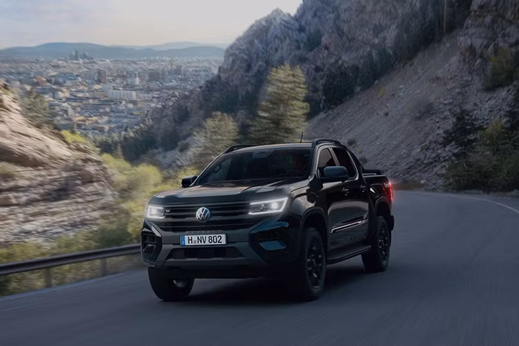 Volkswagen Amarok thế hệ thứ hai ra mắt cách đây ba năm và đang được sản xuất tại Nam Phi, tại nhà máy Ford Pretoria. Mẫu xe này chia sẻ chung nền tảng với Ranger và Everest SUV mới nhất, đồng thời sử dụng nền tảng T6, nền tảng nhỏ nhất trong số các nền tảng T mới được thiết kế cho xe tải và SUV cỡ trung.