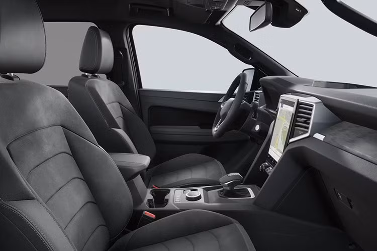 Về sức mạnh, xe vẫn sử dụng động cơ diesel tăng áp thông thường. Động cơ V6 TDI sản sinh công suất 237 mã lực và mô-men xoắn 600 Nm, kết hợp với hộp số tự động 10 cấp.
